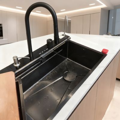 سینک ظرفشویی استیل ضد زنگ دو لگنه 800 میلی‌متری با روکش برس‌خورده، پدهای صداگیر و خروجی آب عقب‌نشینی شده