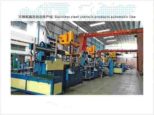 دستگاه ساخت کتل خودکار با نیروی سیلندر اصلی 1500KN، قدرت موتور 30KW و میز کاری 700 * 880 MM2 برای تولید ظروف فولاد ضد زنگ