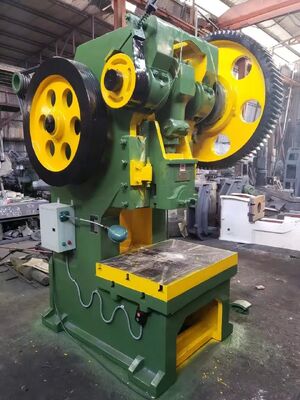 ماشین تولید CNC سینک آشپزخانه با کنترل PLC و قفل پنوماتیک برای سینک های فولاد ضد زنگ با پشتیبانی مهندس خارجی